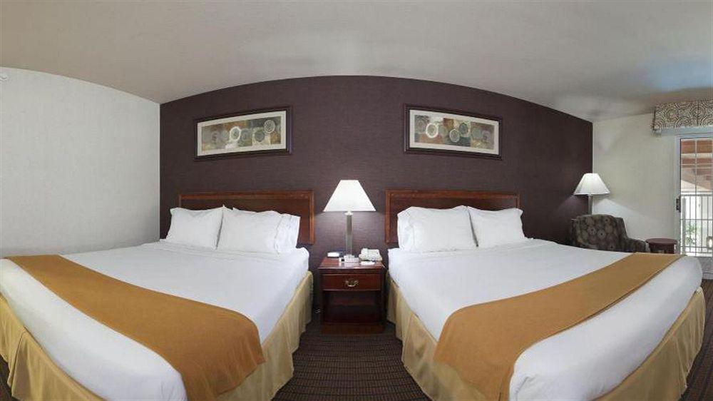 Holiday Inn Express Grand Rapids Southwest, An Ihg Hotel Грандвил Екстериор снимка